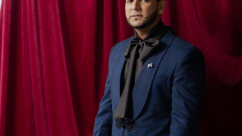 Ronald Núñez llevó elegancia estructurada a la alfombra de Premios Soberano