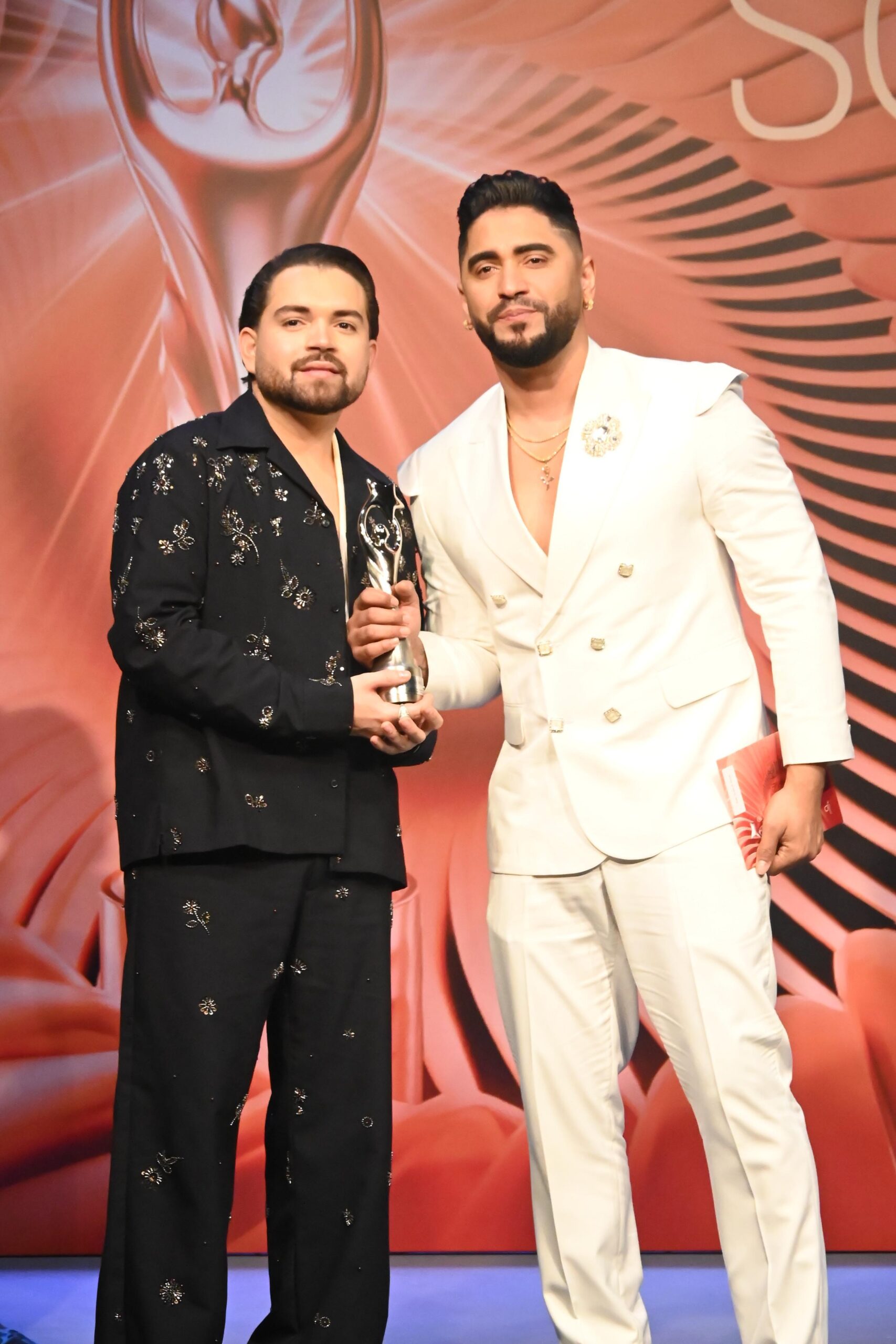 Grupo D Ahora celebra su triunfo como Artista o Agrupación Residente en el Extranjero en Premios Soberano 2026