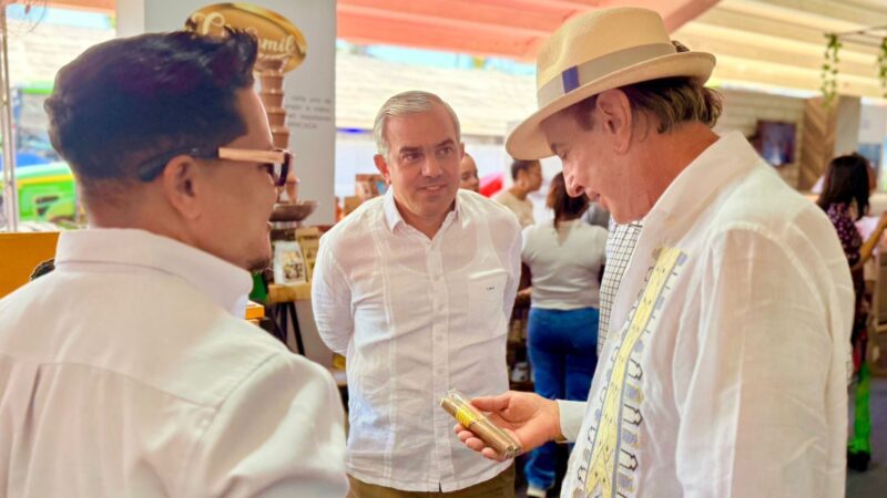 Don Litto Gómez e Iván Hernández vistan a Raffaello Cigar, marca #2 del ranking dominicano, en la Feria Agropecuaria