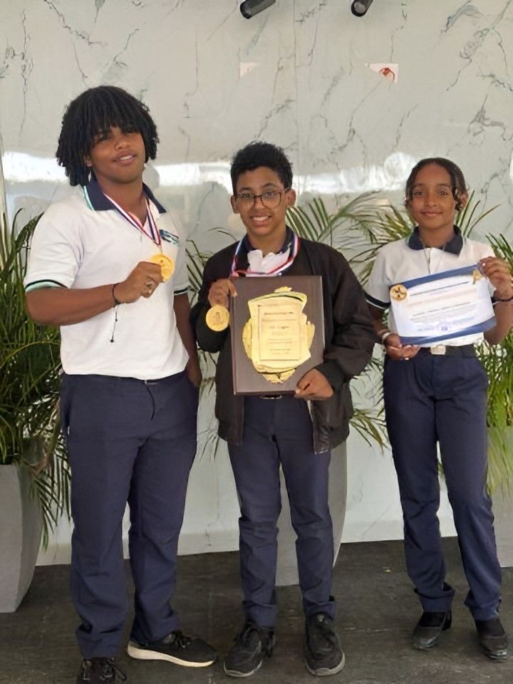 Colegio San Martín de Porres triunfa en olimpiadas distritales y recibe reconocimiento de la Alcaldía SDE