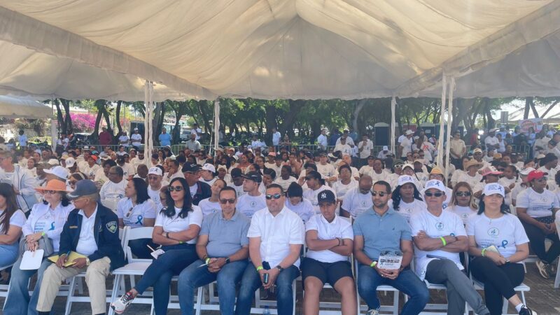 Más de mil personas se movilizan en SDE contra el cáncer de colon en jornada liderada por la Dra. Anny Mambrú