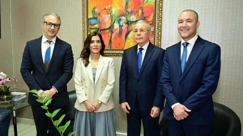 Embajadora de Estados Unidos, Leah Francis Campos, se reúne con el ex Presidente Danilo Medina, presidente del PLD y Johnny Pujos, Secretario General