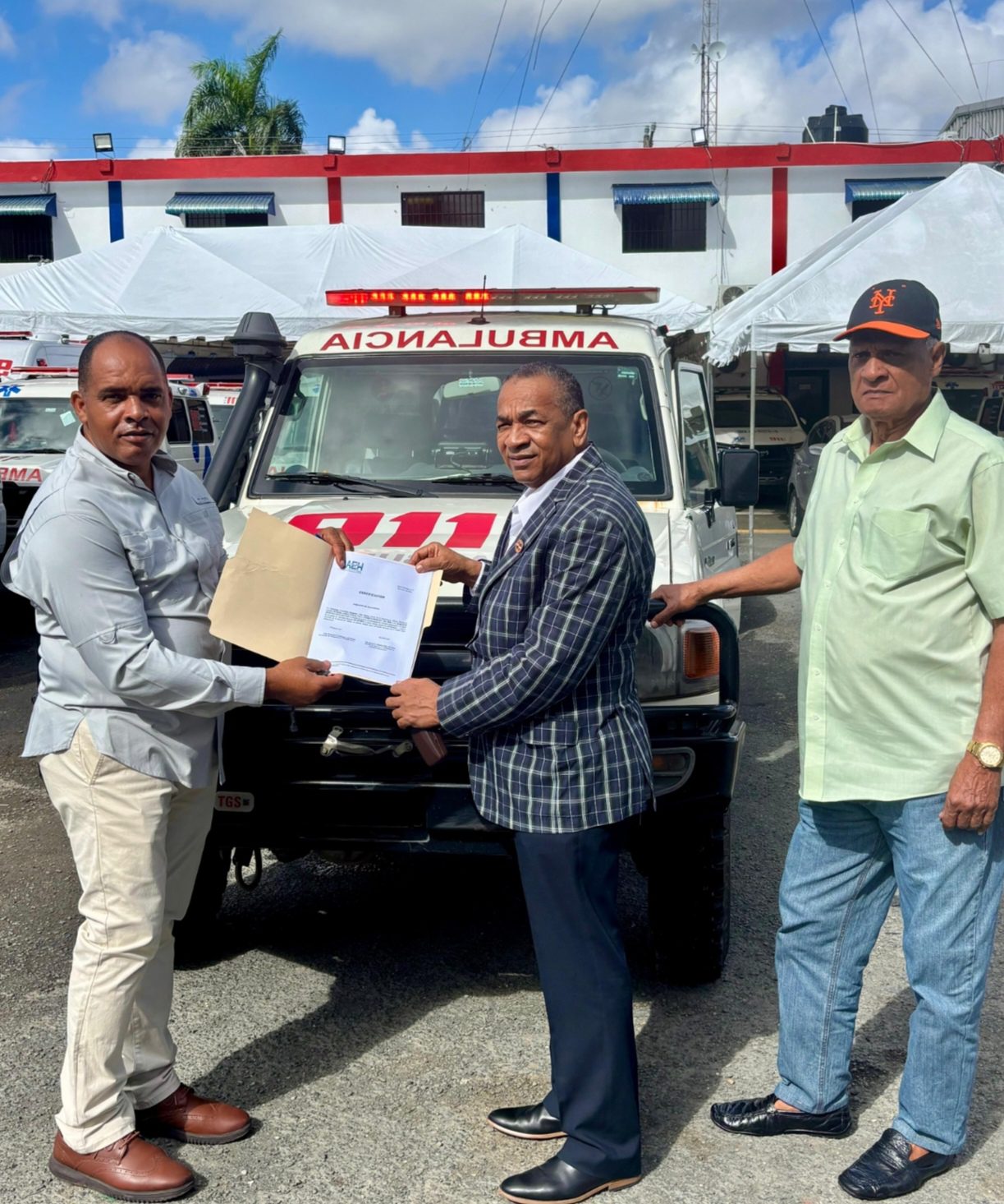 DAEH entrega ambulancia a la Hermandad de Veteranos de las Fuerzas Armadas y la Policía Nacional.