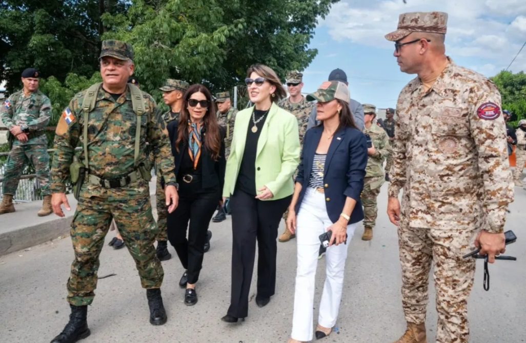 Ministro de Defensa y embajadora de Estados Unidos realizan recorrido por la zona fronteriza de Dajabón