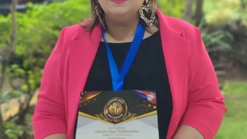 La Dra. Krismeli Brito Padilla es reconocida en la 6ta entrega de Alberto Díaz Multimedios