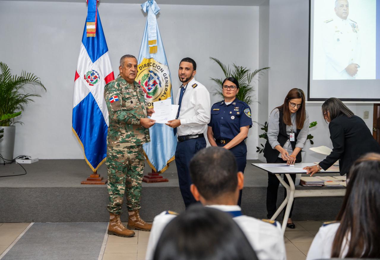 Lee Ballester certifica a 37 nuevos inspectores migratorios tras agotar proceso de pasantías en puertos, aeropuertos y puestos fronterizos