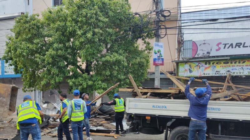 Alcaldía del DN recibe respaldo de asociaciones de buhoneros para recuperar espacios ocupados en las avenidas Duarte y París