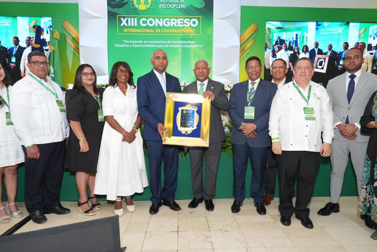 150 cooperativas de seis países reconocen la trayectoria del senador Julito Fulcar como líder del cooperativismo dominicano e internacional