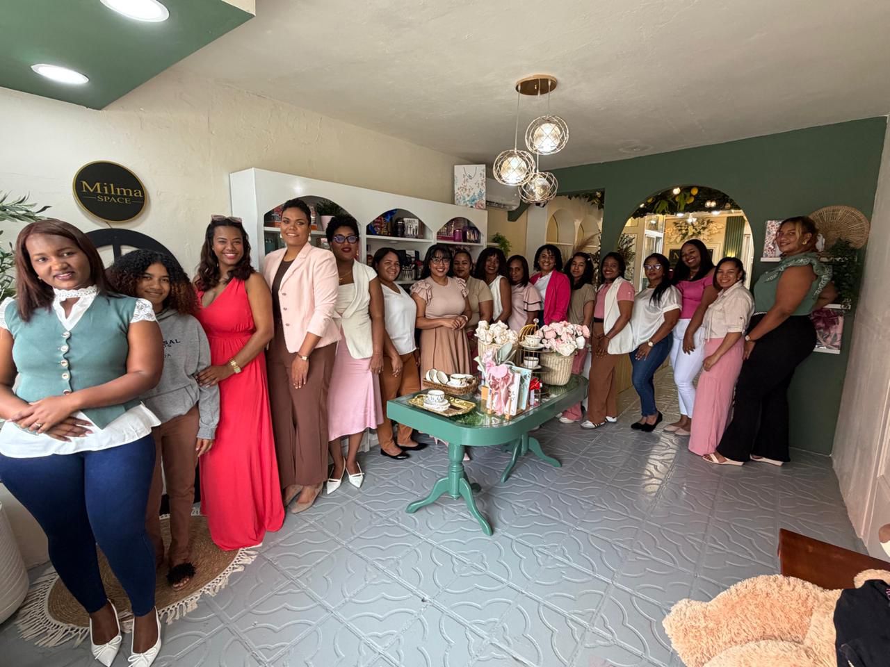 Diana Pinales lidera un espacio de crecimiento y conexión femenina con el evento “Mujeres que Florecen” en San Juan