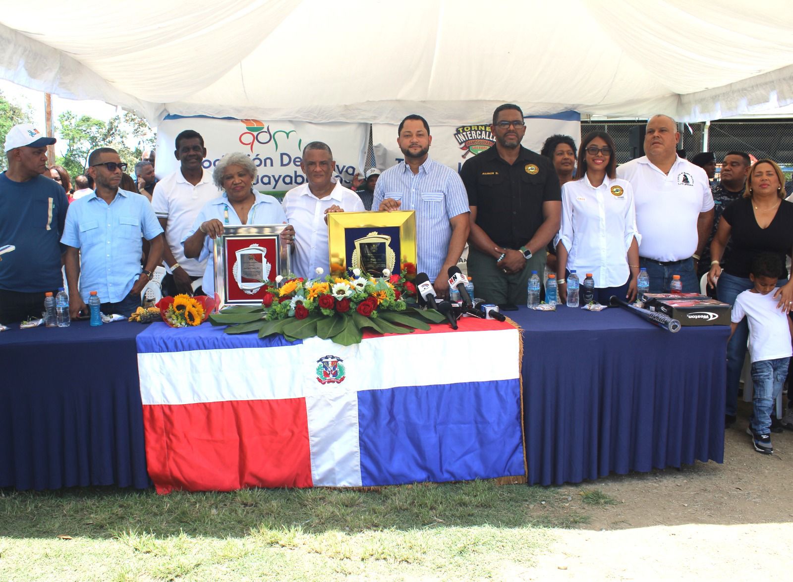 Torneo Intercalles Manoguayabo 2026 reconoció a Leandro Mieses durante su gran inauguración