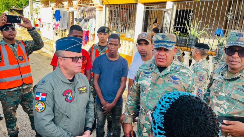 Comandante del Comando Conjunto Unificado supervisa desde el terreno respuesta militar ante inundaciones en Puerto Plata