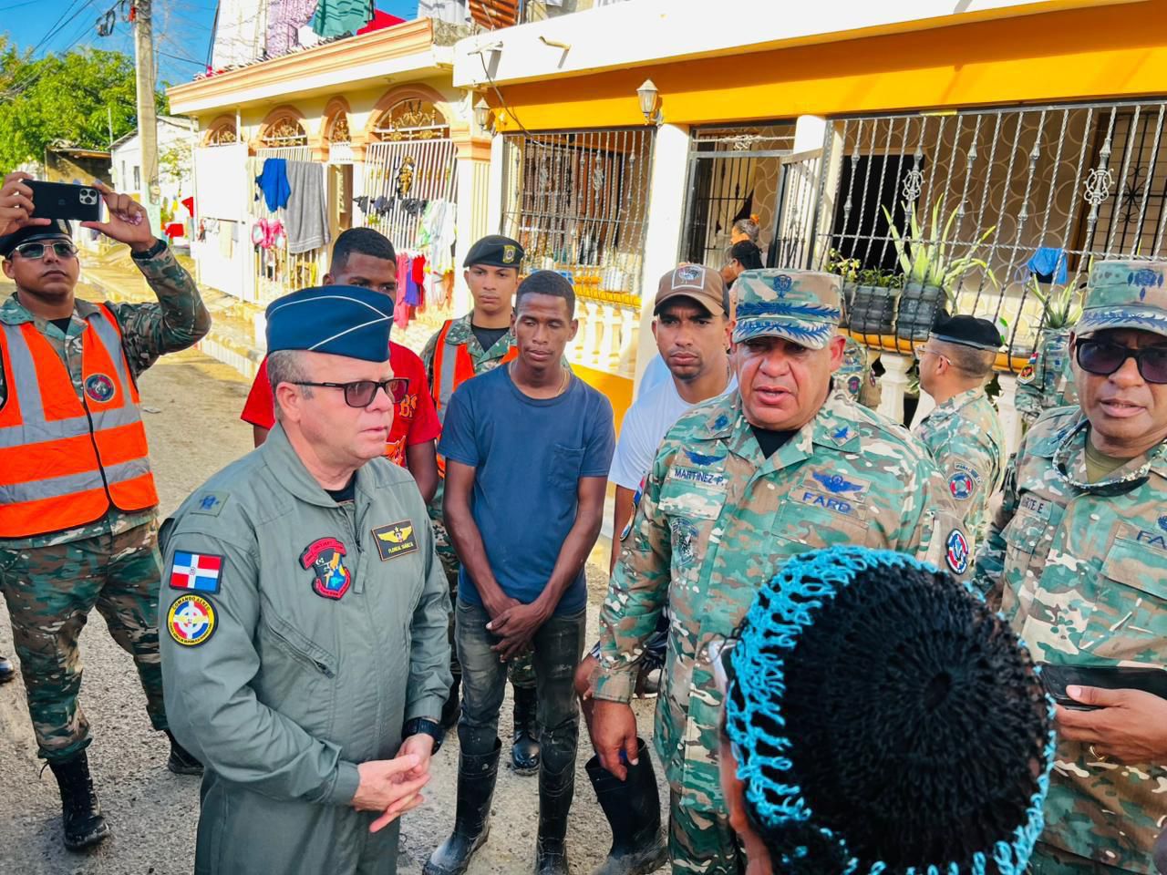 Comandante del Comando Conjunto Unificado supervisa desde el terreno respuesta militar ante inundaciones en Puerto Plata