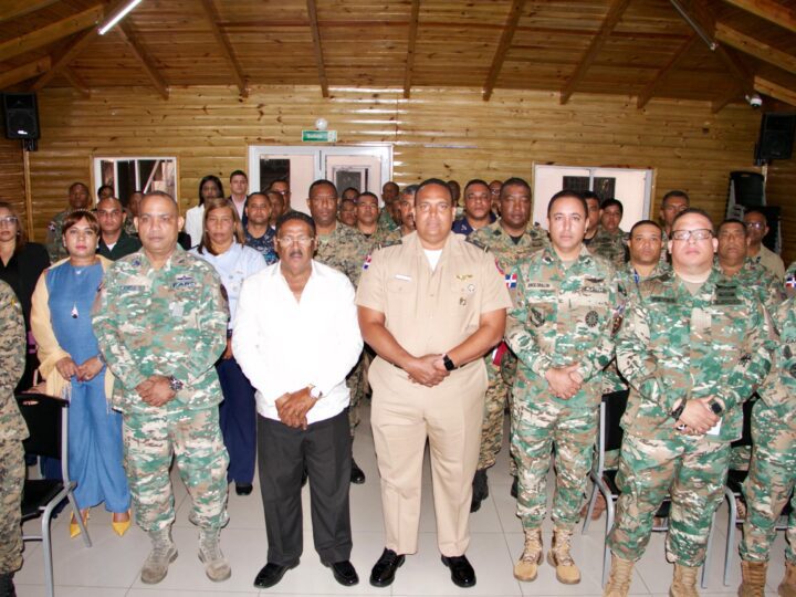 El SNS y el SRSO capacitan a encargados de Seguridad para reforzar hospitales de la Regional Ozama