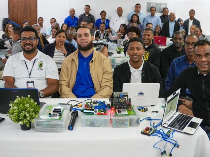 Regional 15 capacita a dinamizadores TIC en robótica educativa con Arduino