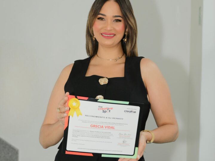 Reconocen a Grecia Vidal por su impacto en la oratoria durante panel celebrado en INDOTEL