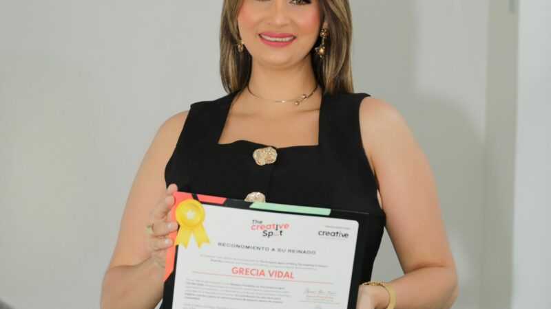 Reconocen a Grecia Vidal por su impacto en la oratoria durante panel celebrado en INDOTEL