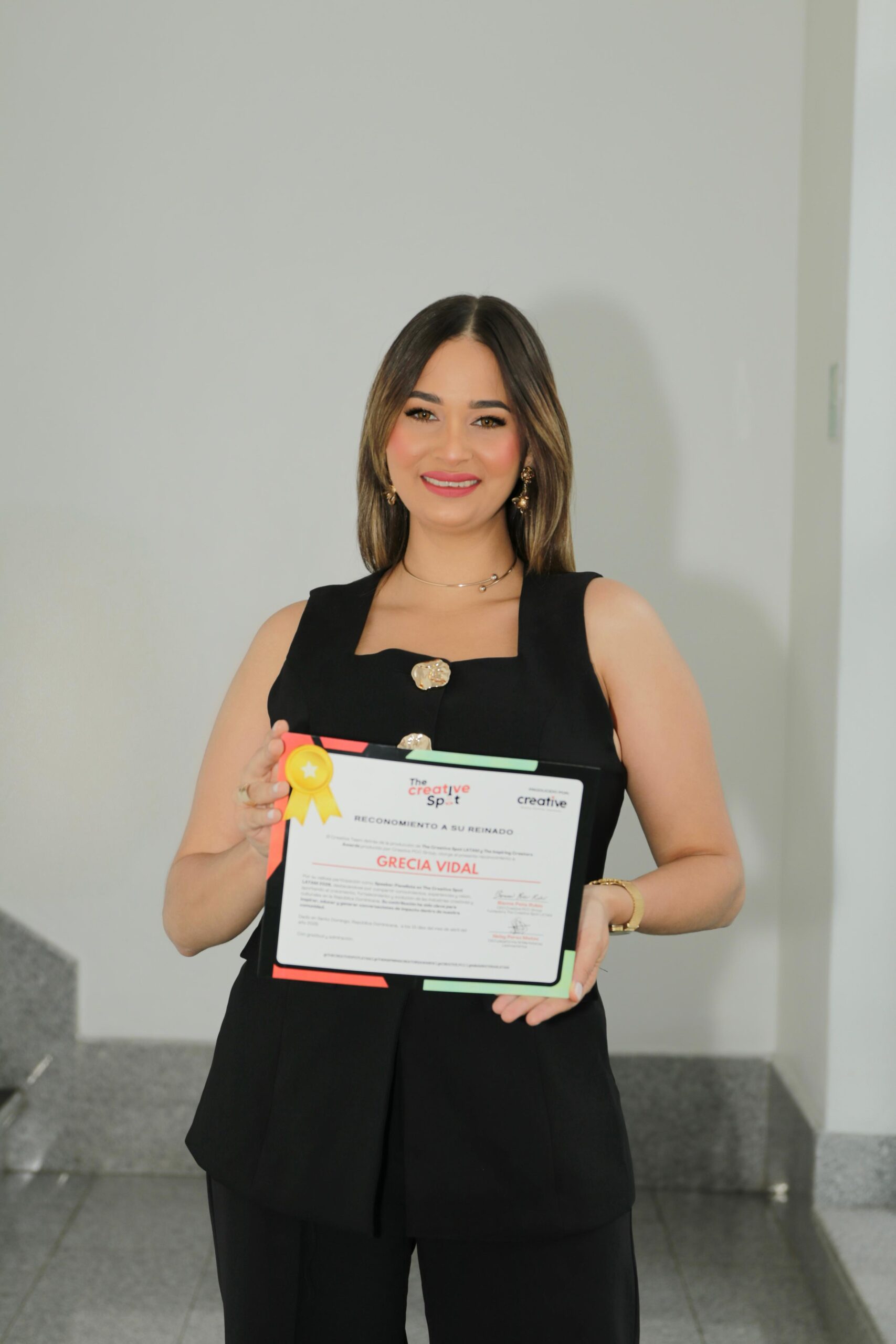 Reconocen a Grecia Vidal por su impacto en la oratoria durante panel celebrado en INDOTEL