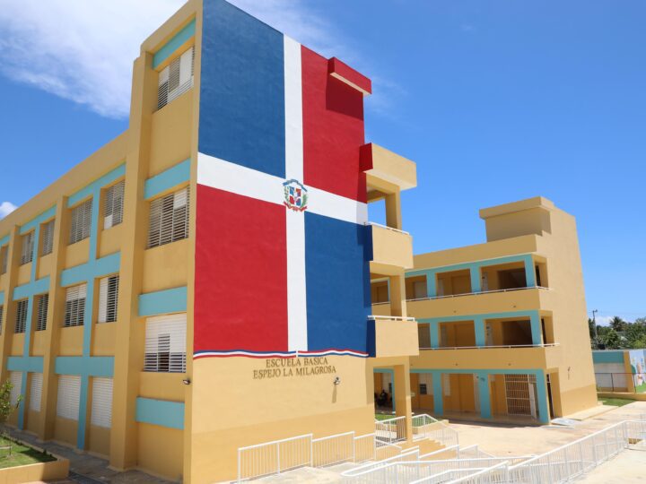 Tras 14 años de espera, presidente Abinader inaugura escuela básica en La Ureña, SDE, con capacidad para 840 niños y niñas