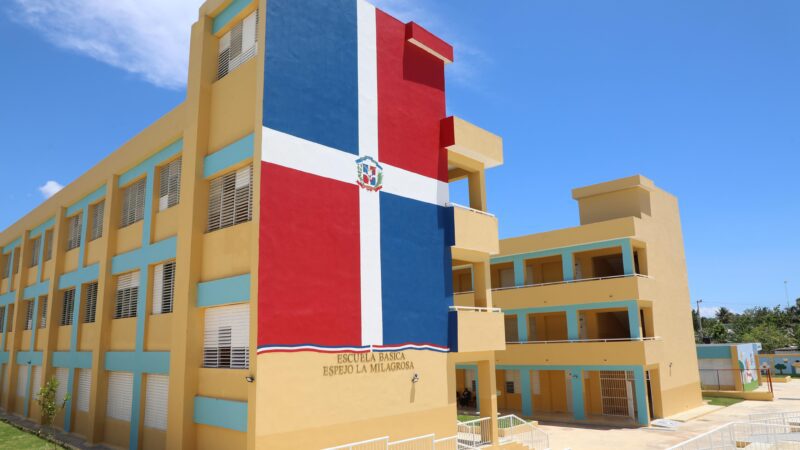 Tras 14 años de espera, presidente Abinader inaugura escuela básica en La Ureña, SDE, con capacidad para 840 niños y niñas