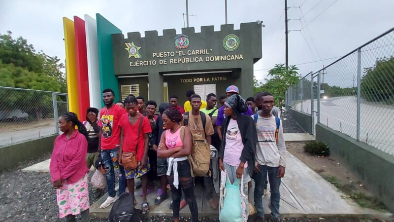 Ejército detiene minibús con 21 indocumentados en San Juan de la Maguana