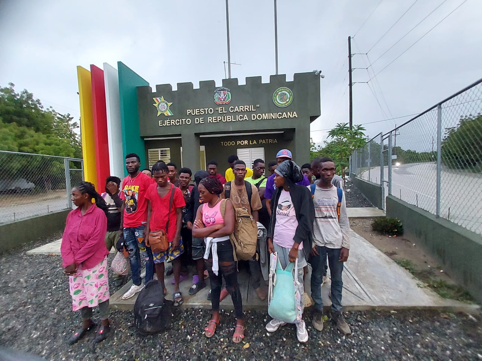 Ejército detiene minibús con 21 indocumentados en San Juan de la Maguana