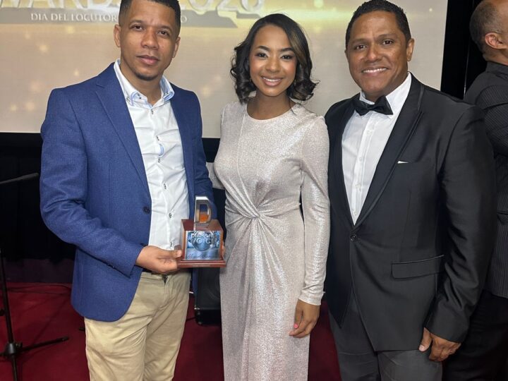 Locutor Miguel Ramírez recibe galardón en los Diamond Voice Awards 2026