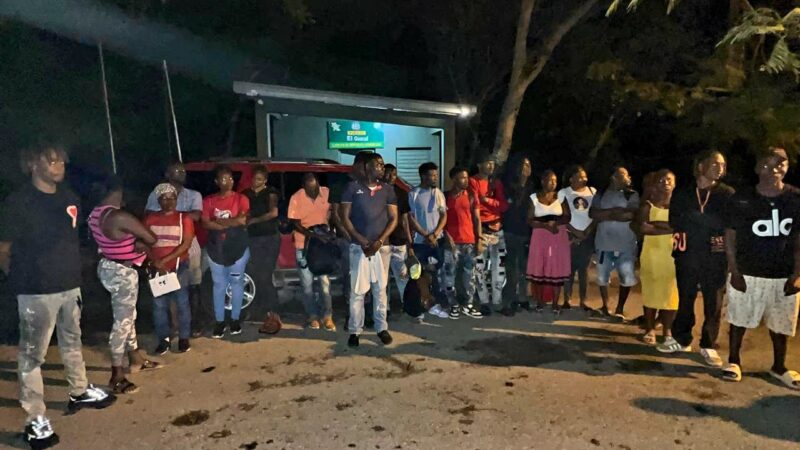 Tras persecución detienen vehículo con 23 indocumentados en Santiago Rodríguez