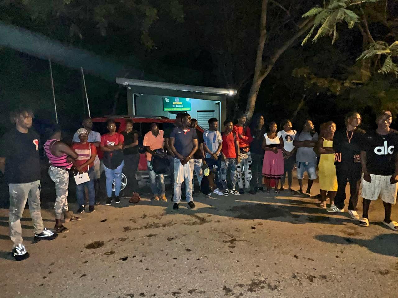 Tras persecución detienen vehículo con 23 indocumentados en Santiago Rodríguez