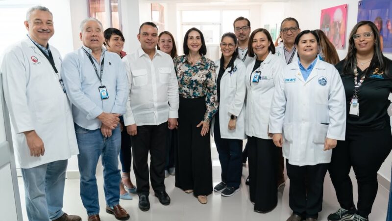 Primera dama y director del SNS realizan visita al INCART