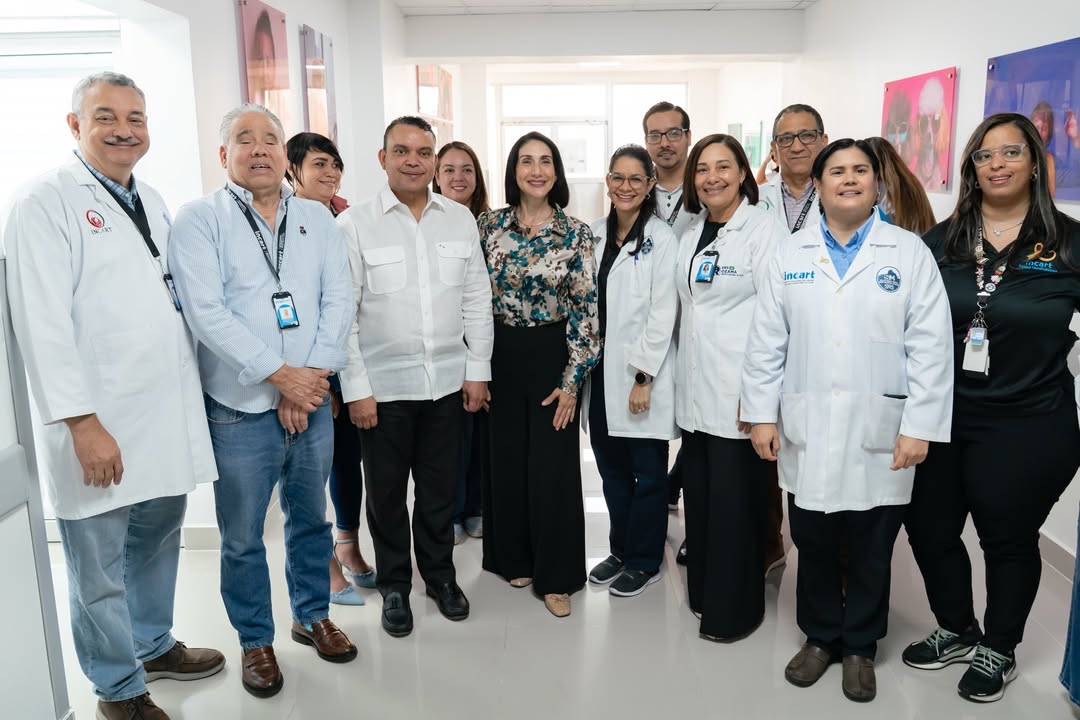 Primera dama y director del SNS realizan visita al INCART