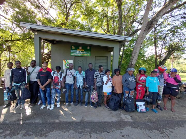 Ejército detiene jeepeta con 17 indocumentados en operativo en Santiago Rodríguez