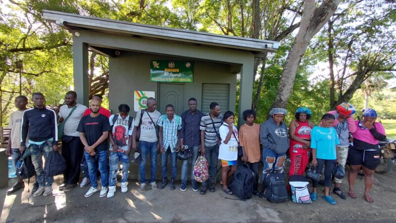 Ejército detiene jeepeta con 17 indocumentados en operativo en Santiago Rodríguez