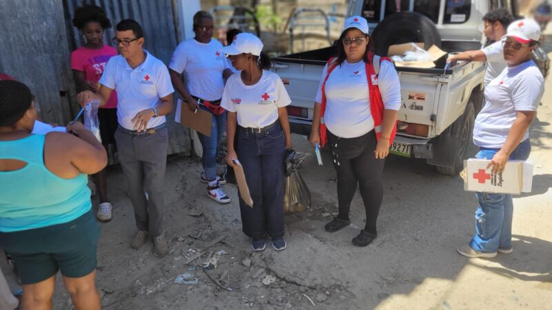 Cruz Roja Santo Domingo Oeste asiste comunidades afectadas por lluvias
