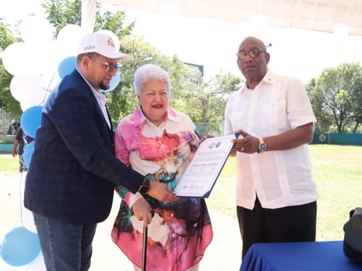 Liga de Softbol de Profesores de la UASD inaugura torneo y reconoce a Editrudis Beltrán por su impulso al deporte universitario
