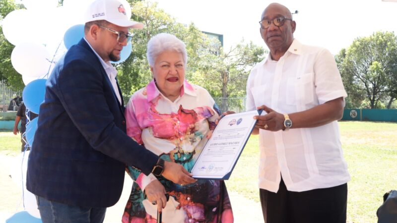 Liga de Softbol de Profesores de la UASD inaugura torneo y reconoce a Editrudis Beltrán por su impulso al deporte universitario