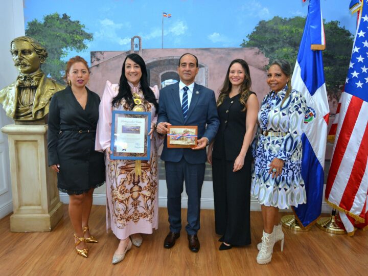 Alcaldía de Miami-Dade y Consulado dominicano en Miami reconocen trayectoria de Giannina Azar