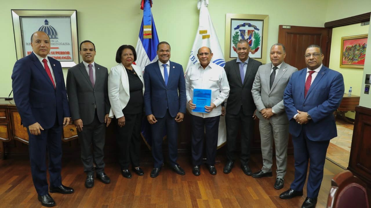 Radhamés Silverio y ministro del MESCyT abordan la alineación de la oferta curricular de la UASD con el desarrollo de las comunidades