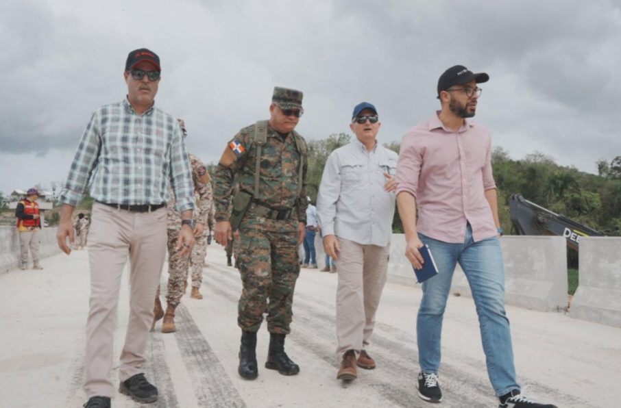 Ministro del MIDE supervisa avances de la verja perimetral fronteriza en la zona norte