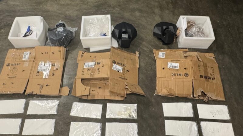 DNCD ocupa 12 láminas de presunta cocaína en el AILA