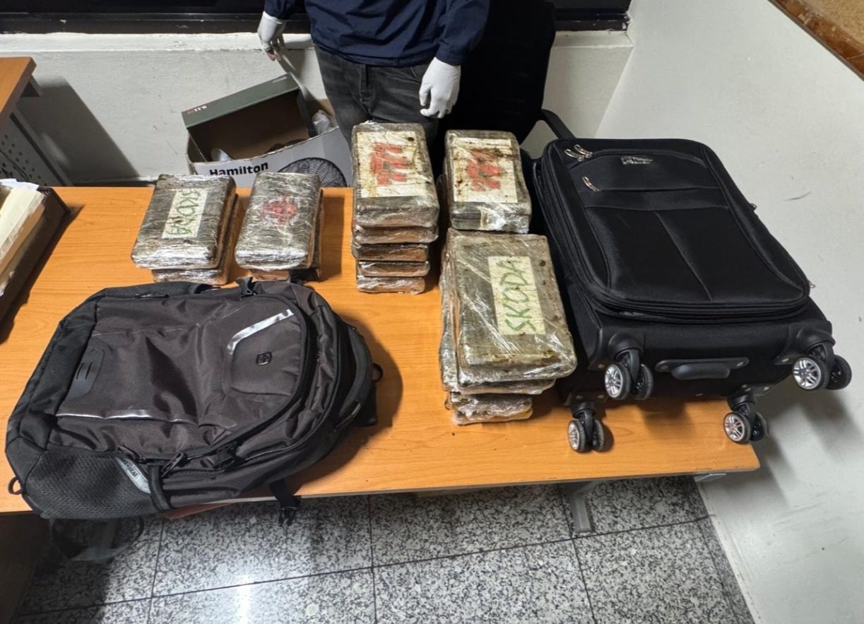 DNCD atrapa dos extranjeros con 37 paquetes de presunta cocaína 