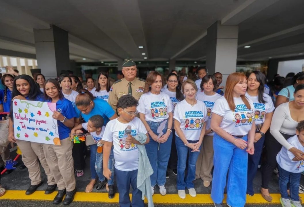 Fuerzas Armadas promueven la inclusión y sensibilización sobre el autismo con la caminata “Un Paseo Azul”