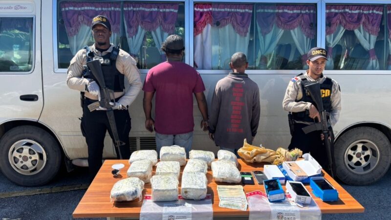 DNCD detiene chofer y cobrador en Barahona con once pacas de presunta marihuana ocultas en saco de plátanos.