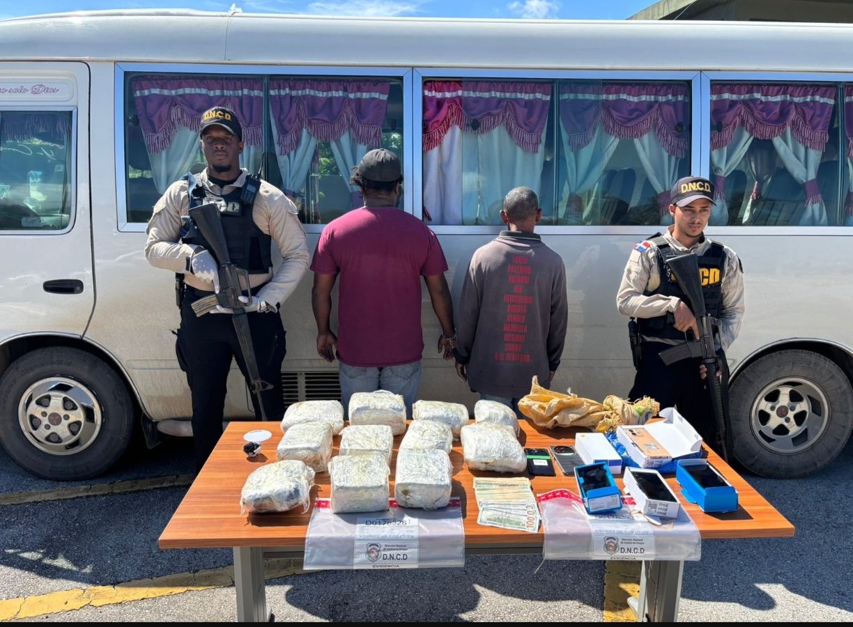 DNCD detiene chofer y cobrador en Barahona con once pacas de presunta marihuana ocultas en saco de plátanos.