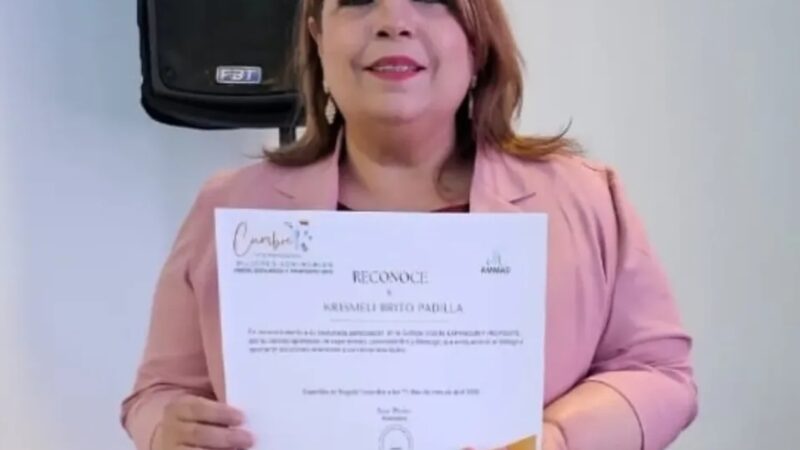 Dra. Controversia recibe reconocimiento internacional en Bogotá