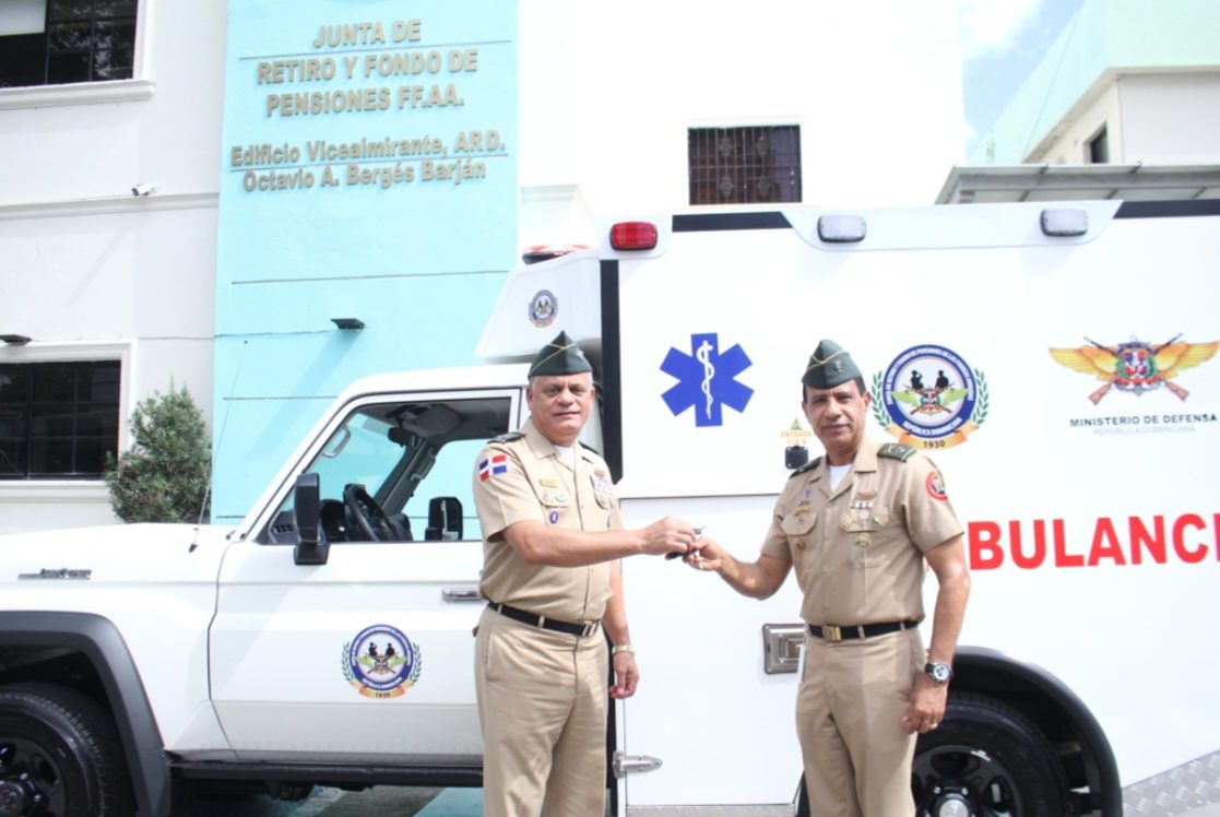 Ministro de Defensa entrega ambulancia a la Junta de Retiro y Fondo de Pensiones de las Fuerzas Armadas