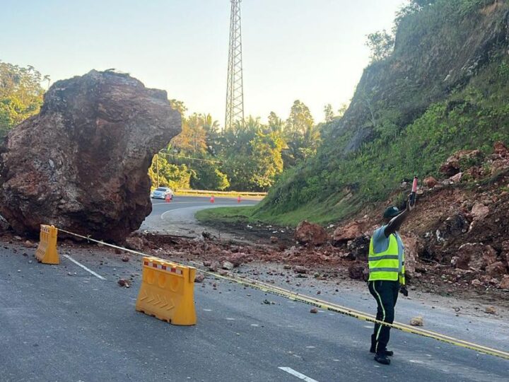 DIGESETT informa sobre desprendimiento de roca en la Autopista del Nordeste