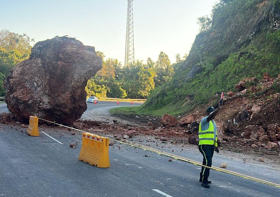 DIGESETT informa sobre desprendimiento de roca en la Autopista del Nordeste
