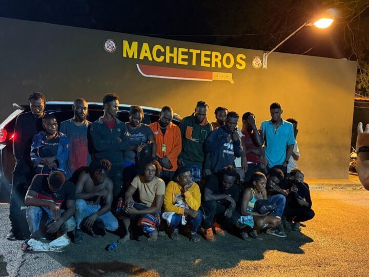 Ejército detiene a 23 indocumentados tras abandono de jeepeta en Valverde