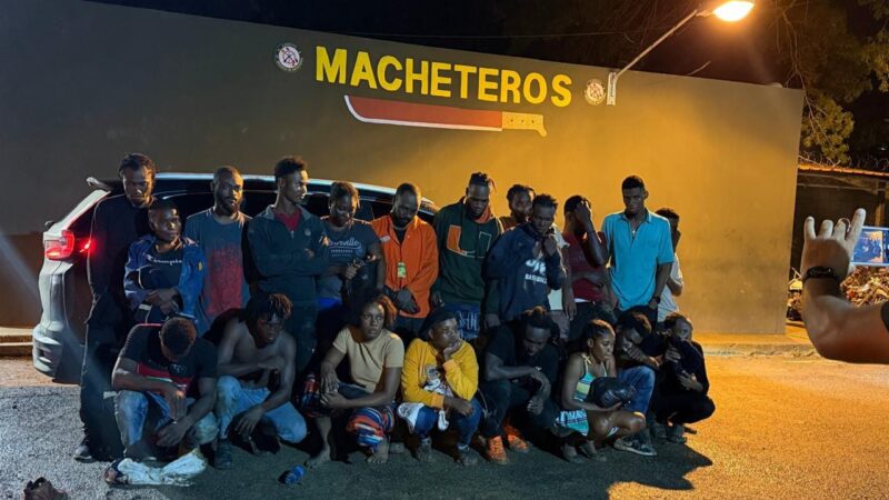 Ejército detiene a 23 indocumentados tras abandono de jeepeta en Valverde