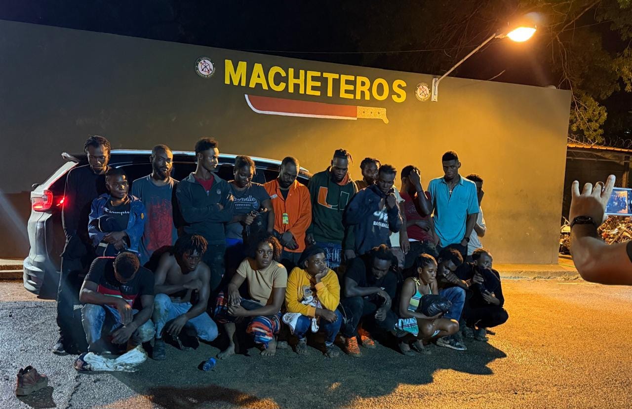 Ejército detiene a 23 indocumentados tras abandono de jeepeta en Valverde